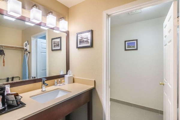 Comfort Inn & Suites image 14