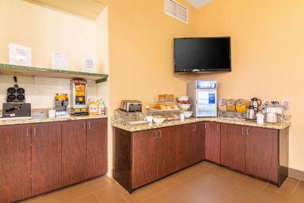 Comfort Inn & Suites image 27